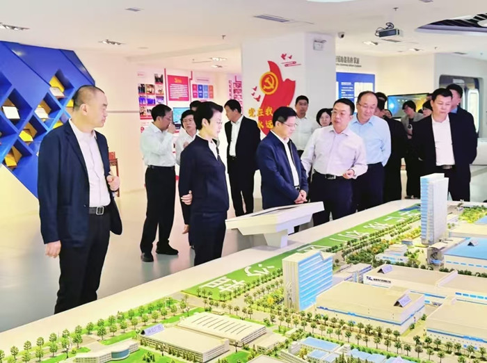 2024年10月17日，國(guó)家藥品監(jiān)督管理局副局長(zhǎng)雷平同志、山東省副省長(zhǎng)王桂英、山東省藥品監(jiān)督管理局局長(zhǎng)李濤一行，在青島市相關(guān)部門領(lǐng)導(dǎo)陪同下蒞臨華仁藥業(yè)調(diào)研指導(dǎo)。